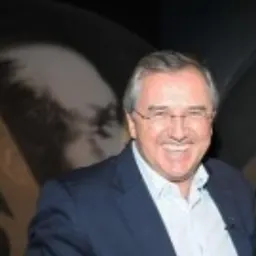Portrait of Laurentino Gomes