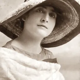 Portrait of Flore Revalles