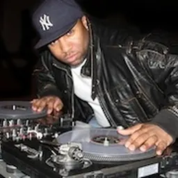 Portrait of DJ Mell Starr