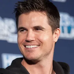Portrait of Robbie Amell