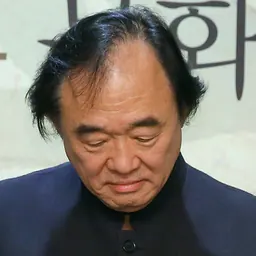 Portrait of Kun-Woo Paik