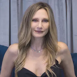Portrait of Beth Cohen