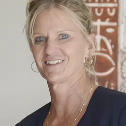 Portrait of Kirsten Hellier