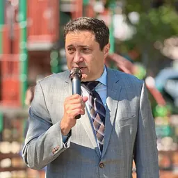 Portrait of Ari Kagan