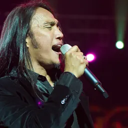 Portrait of Arnel Pineda
