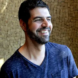Portrait of André Mehmari
