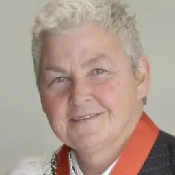 Portrait of Lynda Topp