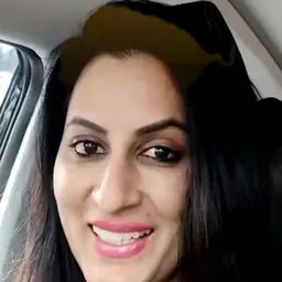Portrait of Roopa Iyer