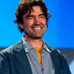 Portrait of Ron Livingston