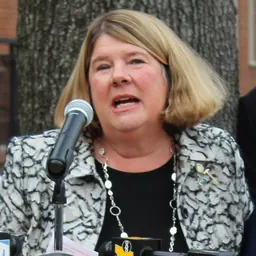 Portrait of Pam Hemminger