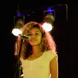 Portrait of Izzy Bizu