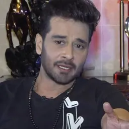 Portrait of Faysal Qureshi