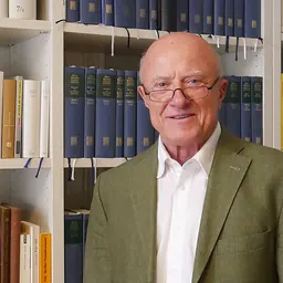 Portrait of Dirk Kaesler