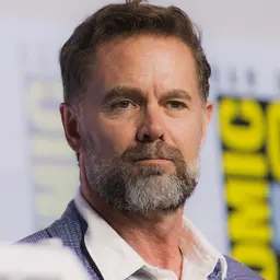 Portrait of Garret Dillahunt
