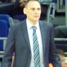 Portrait of Roberto Íñiguez