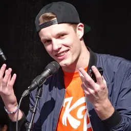 Portrait of Enzo Knol