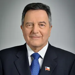 Portrait of Roberto Ampuero Espinoza