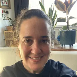 Portrait of Siân Halcrow